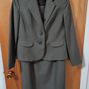 Le Suit Gray Blazer & Skirt Set